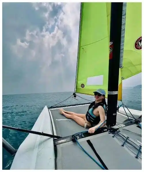 39岁女神朱珠露出性感比基尼,网友直呼美不妖,艳不俗._时尚_魅力_从容