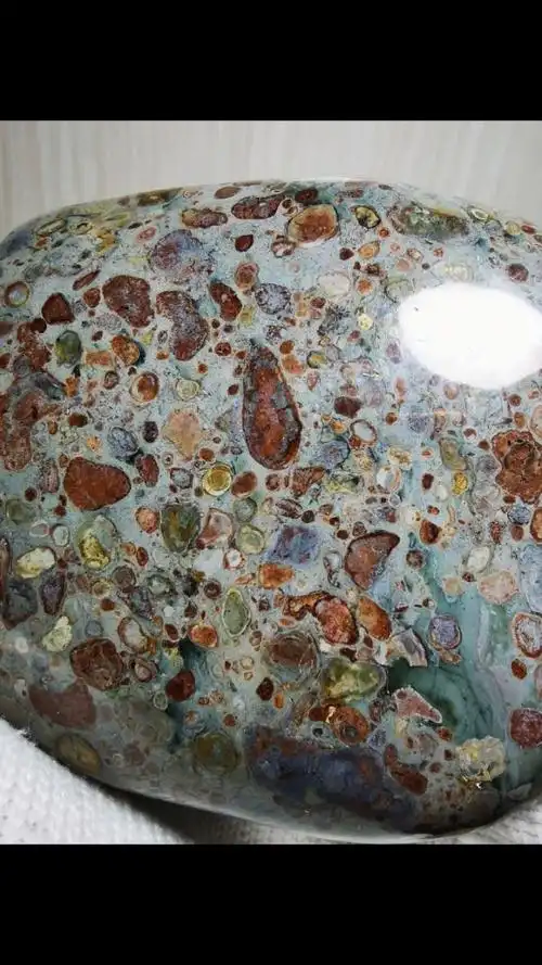 五彩球粒陨石精品