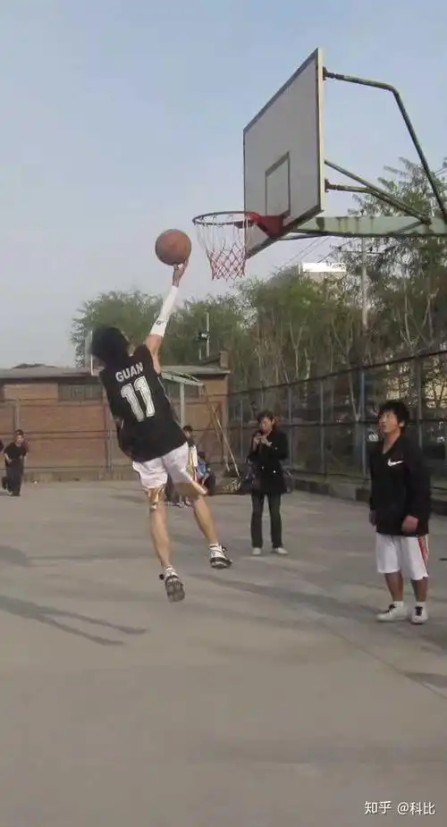 老哥们,矮打篮球被歧视吗?