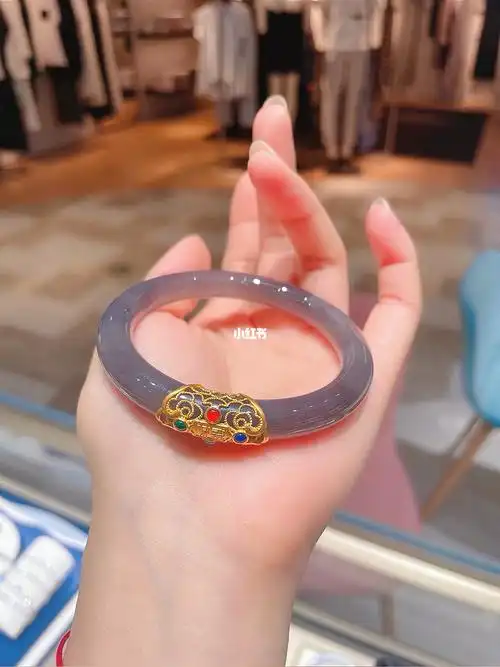 周大福国玉手镯