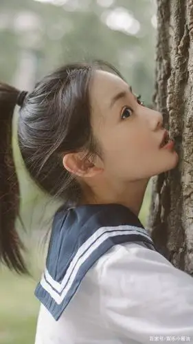 简单的高马尾造型非常清纯,像极了当年在学校里看到的女神,满满的元气