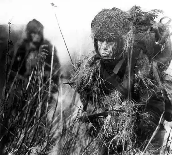 冷战利剑:戴橘红贝雷帽的民主德国空降部队