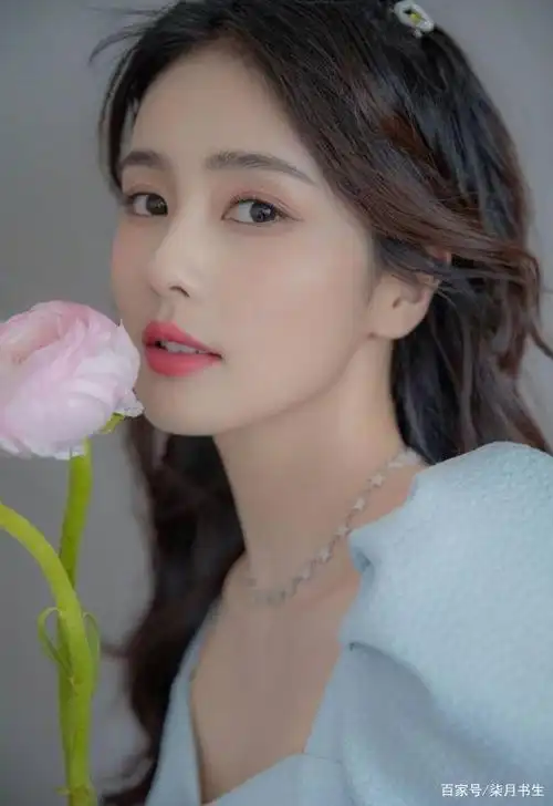 当红演员白鹿,从网红模特到女明星,带闺蜜一起暴富惹全网羡慕