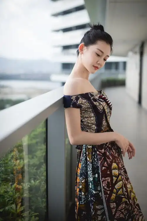 1 苗苗】演员@苗苗-vivi 亮相第二届#海南岛国际电影节# 红毯[心]椰岛