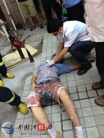 南京鼓楼一民工粉刷墙面时触电死亡