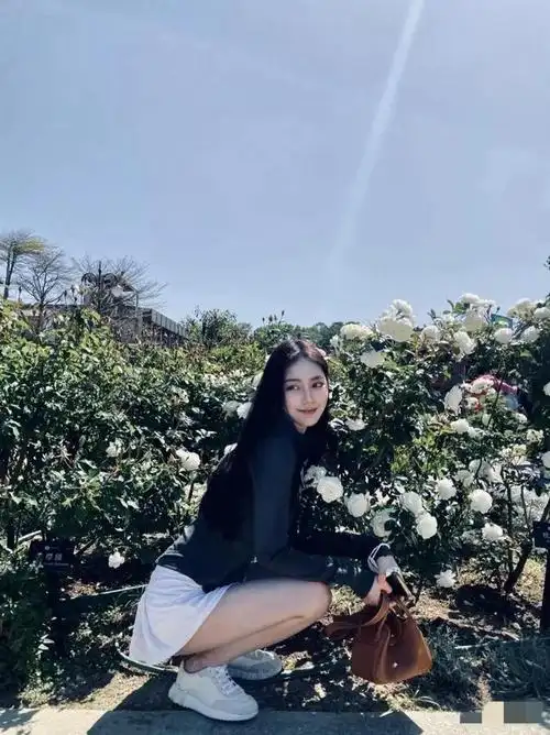 汪小菲未婚妻小梅外出游玩画面曝光本人青春漂亮汪小菲眼光好