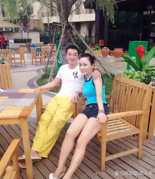 原来这两口子是夫妻,因戏生情恩爱19年,18岁女儿只