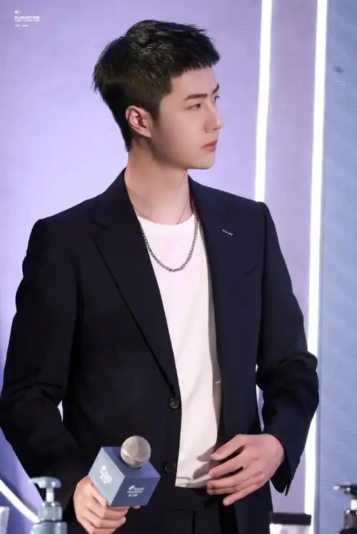 一博今天的状态太好了好帅啊皮肤透亮亮短发气质不错不错@uniq-王一博