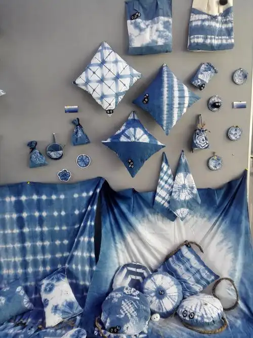 展示的手工扎染实物作品来自河南工程学院国际教育学院视觉传达设计