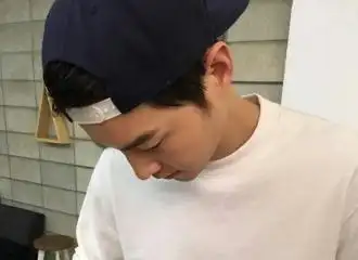 [分享]160503 认真签名的宋演员 低头侧脸杀