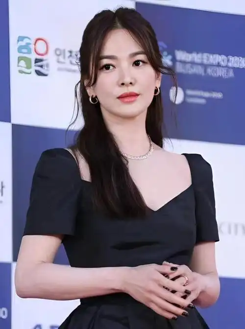 宋慧乔红毯造型太绝了,黑色裙装展现女神范儿!