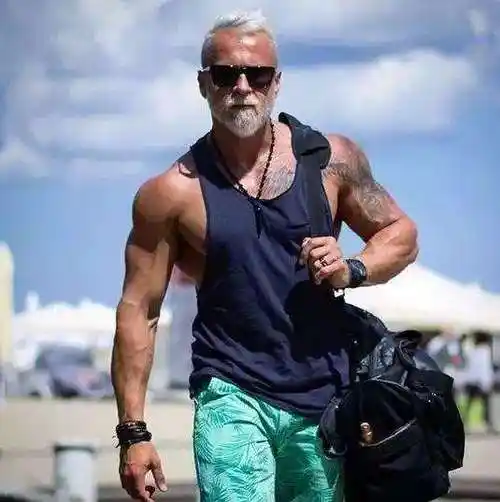 健身催人老白发肌肉爷爷真实年龄竟才35岁