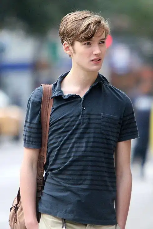 少年邓布利多扮演者toby regbo,颜值爆棚的英伦小帅哥