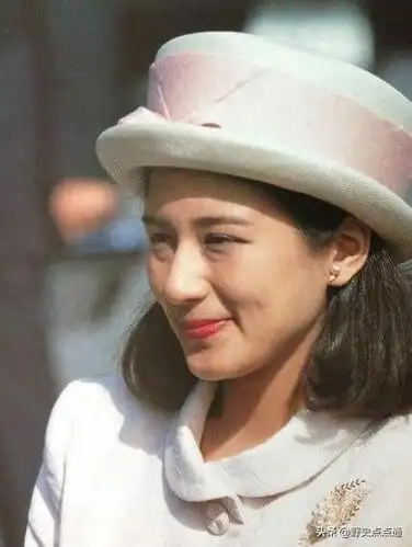 日本雅子皇后:精通六国语言,23年前举行了一个像葬礼一样的婚礼