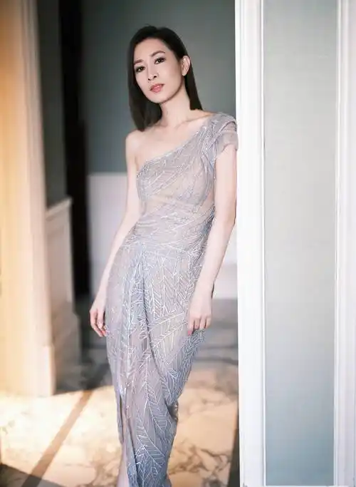 佘诗曼真是气质美人,穿印花长裙优雅华贵,大领口造型也不俗气