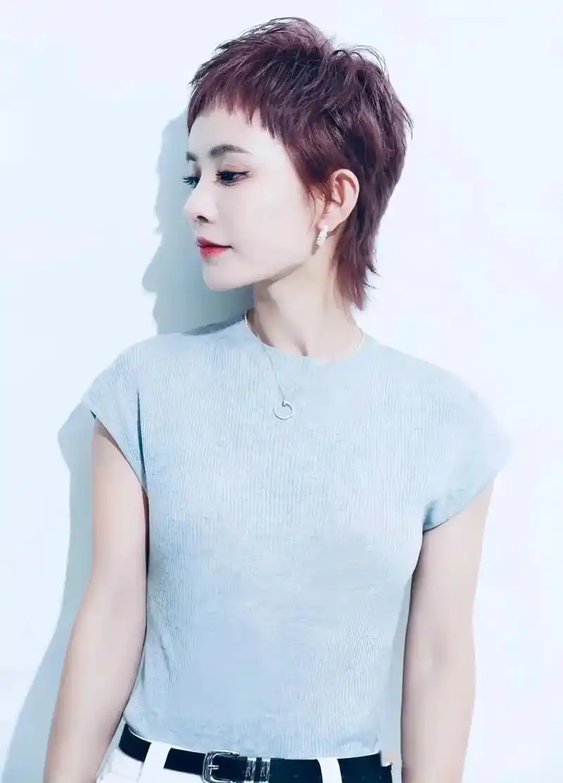 女生超过35岁一定要改变一次超短发.不剪你不知道有多好看的短 - 抖音