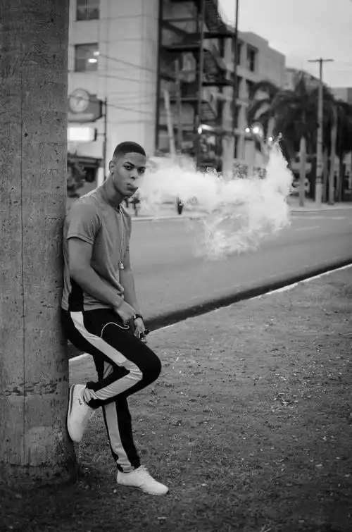 方式,磨损,肖像,香烟,黑色皮夹克,黑色顶部举行,之一,坐,建模,手,抽烟