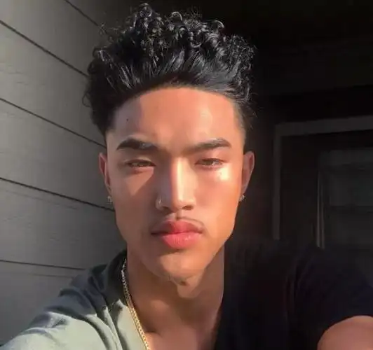 这几年在时尚圈多元化的潮流下,出现了亚非混血的模特.