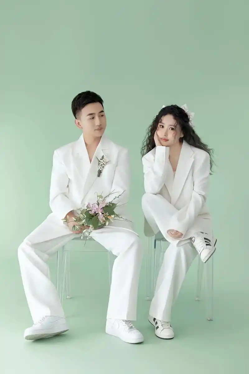 高级感爆棚的情侣西装婚纱照丨小清新.又甜又飒丨轻松hold住 - 抖音
