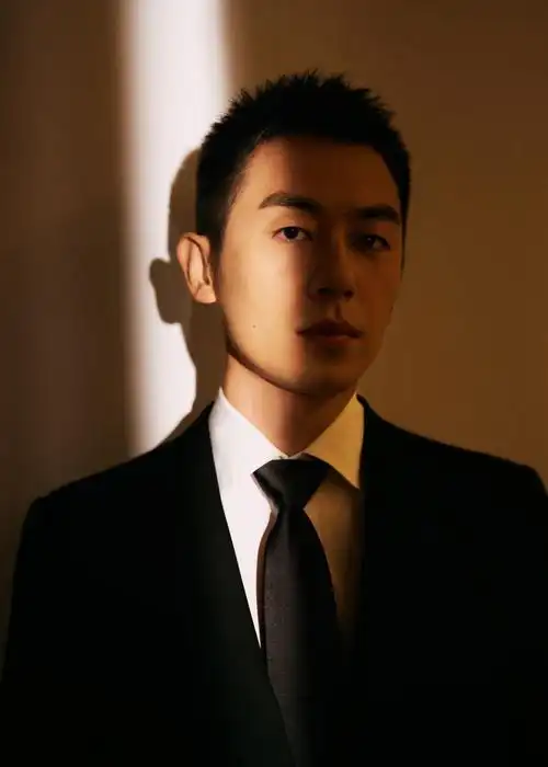 朱亚文获第十七届表演艺术学会奖与乔榛万茜同台表演配音秀