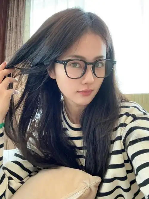 白鹿晒素颜自拍照##白鹿晒日常照