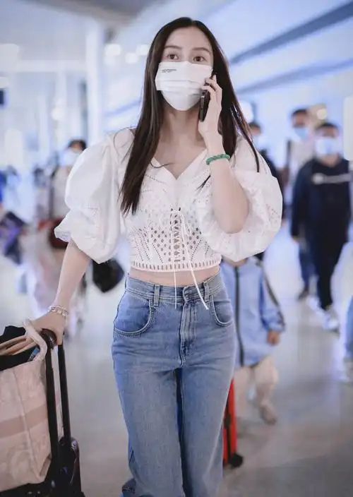 baby穿白衬衫仙气十足,甜美清纯似高中生,满满的邻家小妹气质!_杨颖