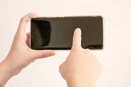 手指指向手机屏幕