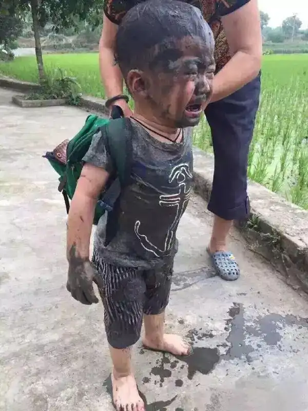 孩子放学回家后,身上就脏兮兮的,应该是掉进泥巴坑里去了