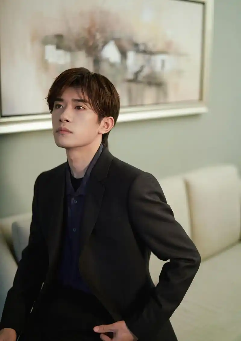 组图:易烊千玺全黑西装文雅帅气 靠沙发侧颜精致喉结性感