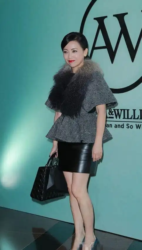 邓萃雯红色皮革,配刺绣裙,雍容华贵像贵妇