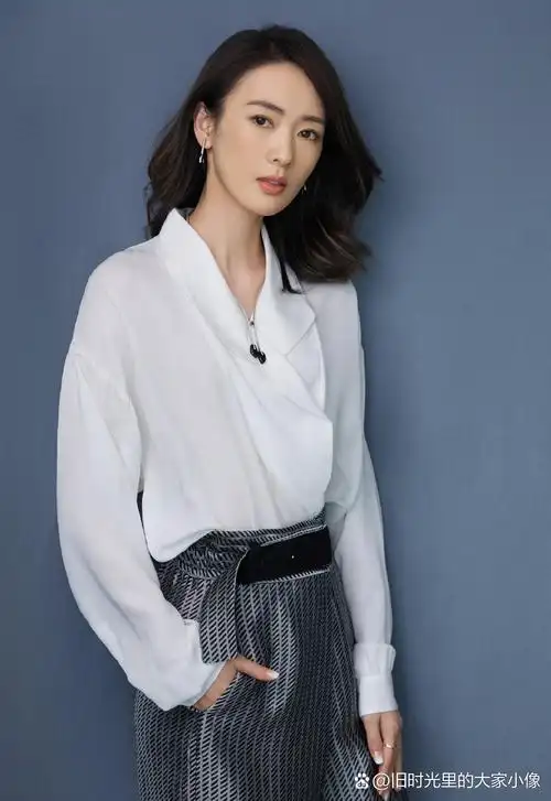 热播剧《微暗之火》女主演童谣的写真照片,身材窈窕,气质优雅,不愧为