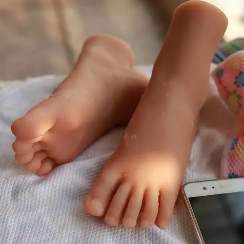 骨骼版:皮肤是柔软的,脚内部有仿真的骨骼填充设计,手感外软内硬 全胶