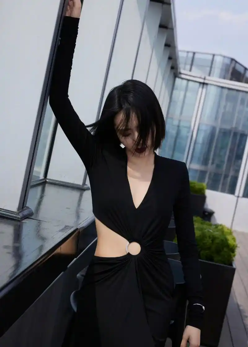 刘惜君这一刀切的短发造型真的太酷啦!又美又飒,有谁没听过她的歌?