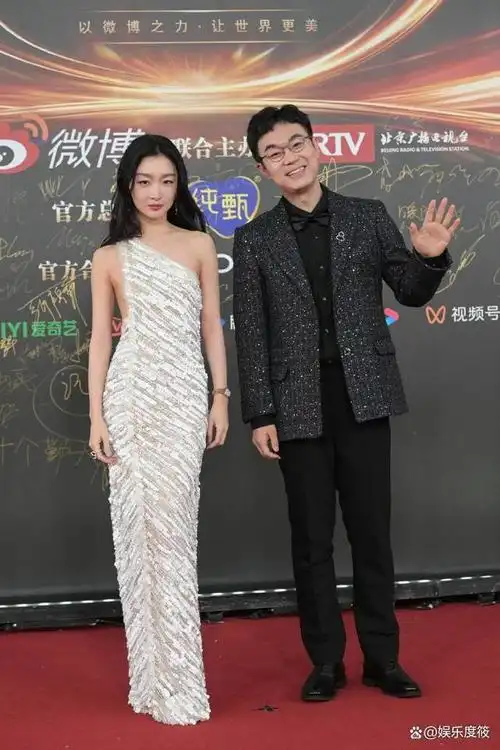 微博之夜红毯杨幂旗袍绝美刘诗诗杨紫拼高定90后小花比性感