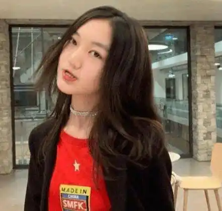 照片中,李亚鹏将李嫣然紧紧搂在怀里,一副慈父的样子.