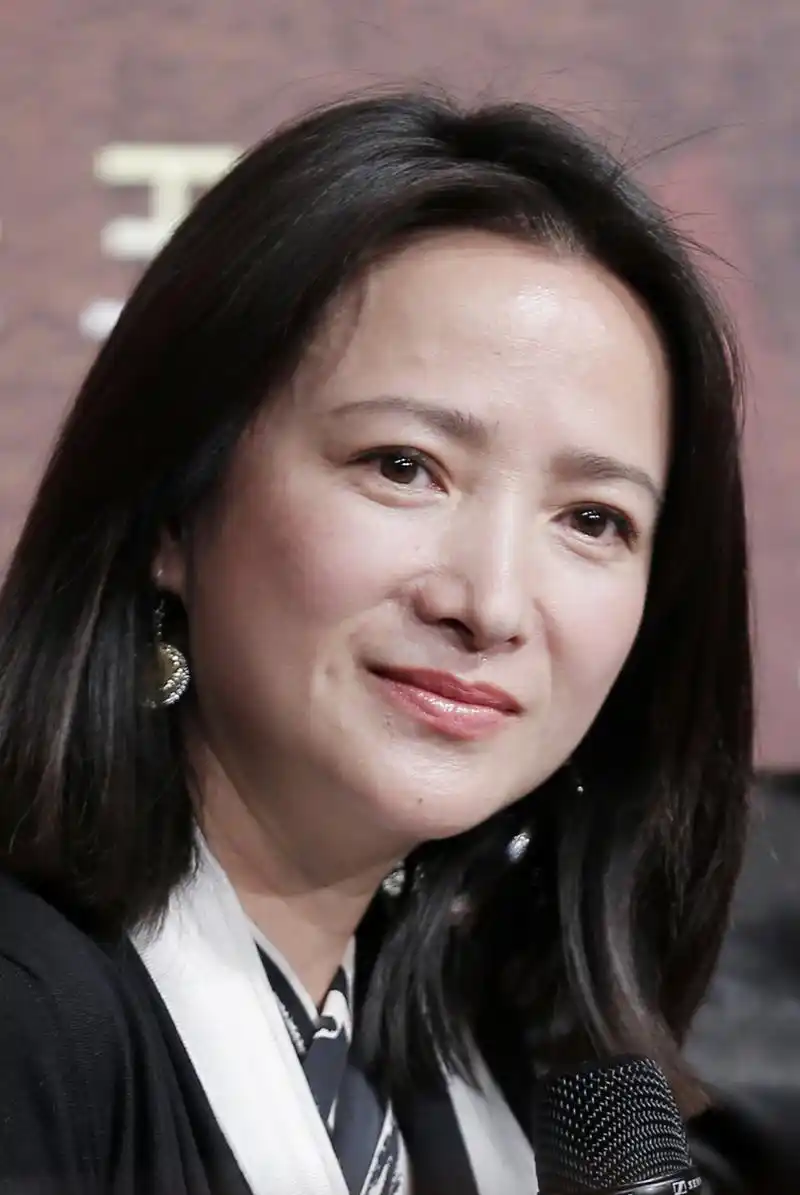 在娱乐圈的璀璨星光中,曾经风华正茂的女演员何晴的近照曝光!