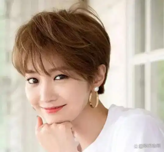 大脸女生适合的短发类型主要有以下几种