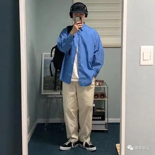 裤子则选择浅卡其色的长裤,宽松又舒适,再穿上一双帆布鞋,满满的校园