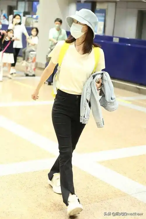 街拍王丽坤戴渔夫帽搭黑色牛仔裤减龄又洋气