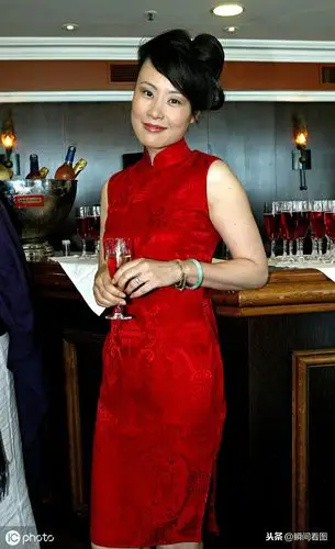 邬君梅亮相活动 一袭旗袍 网友:这位女星越来越有魅力了