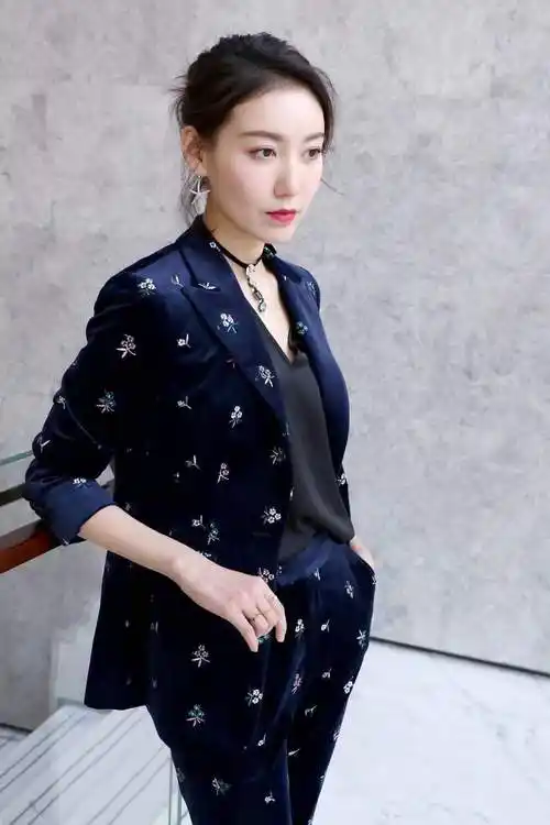 高露参加《都挺好》发布会高露蓝色丝绒西装气质满满"林小娘"高露的