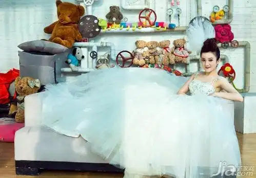 昔日"小婉君" 金铭温婉婚纱照展迷人风采1/5