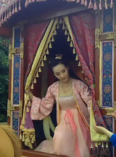 李纯 饰 霓漫天