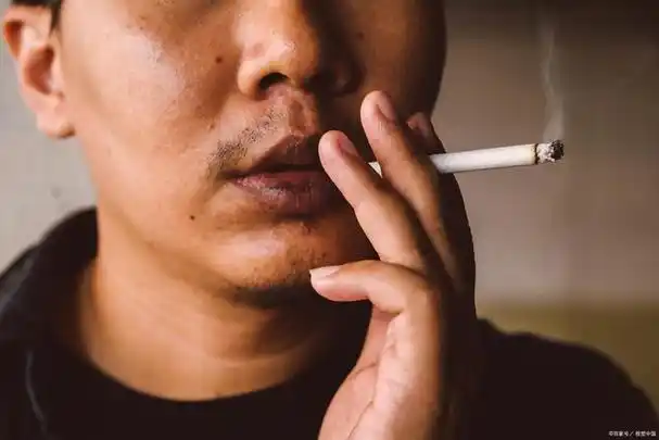 现在男人抽烟的原因有很多,从社会文化因素到个人心理和生理需求都