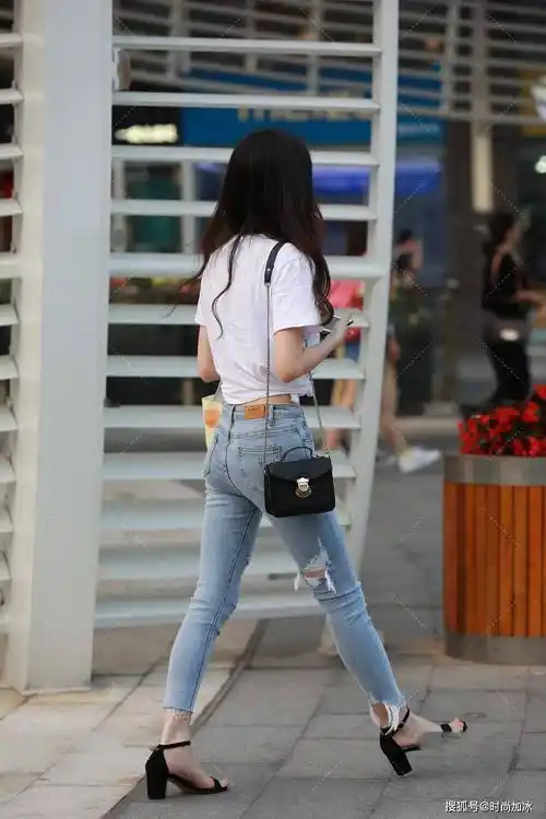 原创牛仔裤和白体恤搭配出时尚和休闲