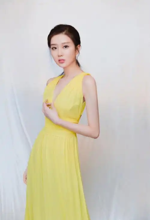 简介:演员于子洋性感深v礼服写真,分享一组于子洋图片给大家,图中的