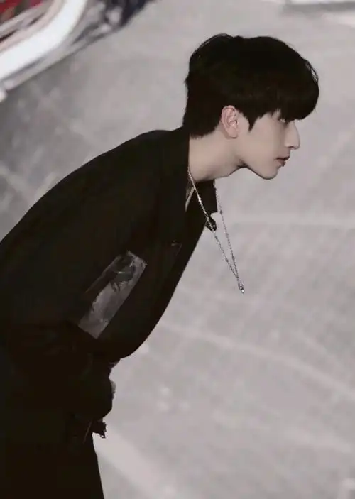 上班使我emo从澈︶ㄣ落转采于2021-11-25 09:32:02严浩翔x-小哥哥上班