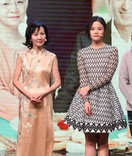 她是演员岳红的女儿,自己没带红却被张嘉译带火了,已经29岁了