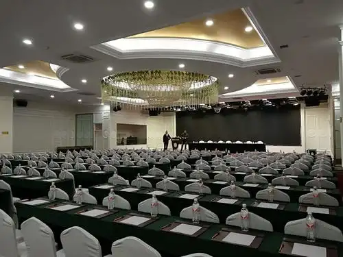 虽然会前一天晚上大家都22点布置完会场,但与会当天大家还是凌晨5点多