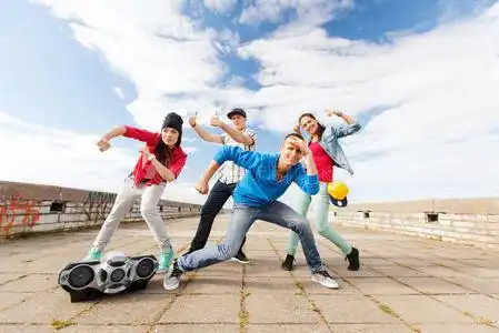 一群青少年跳舞照片